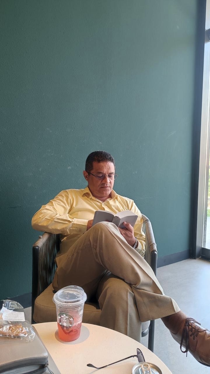 Fidel Madero leyendo